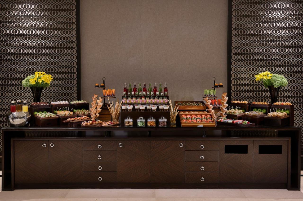 보코 리야드 호텔 외부 사진 A buffet at a hotel
