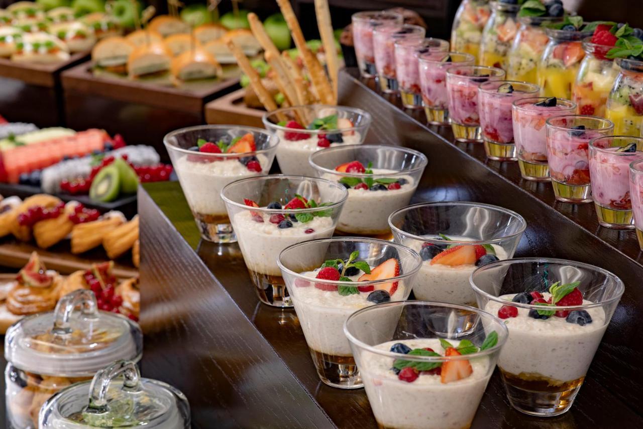 보코 리야드 호텔 외부 사진 A selection of desserts