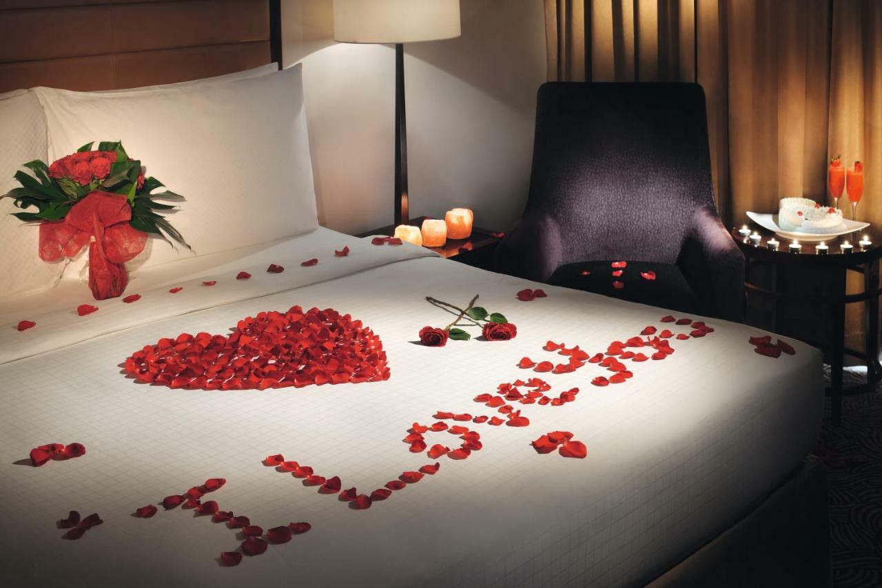 보코 리야드 호텔 외부 사진 A bed decorated for Valentine's Day