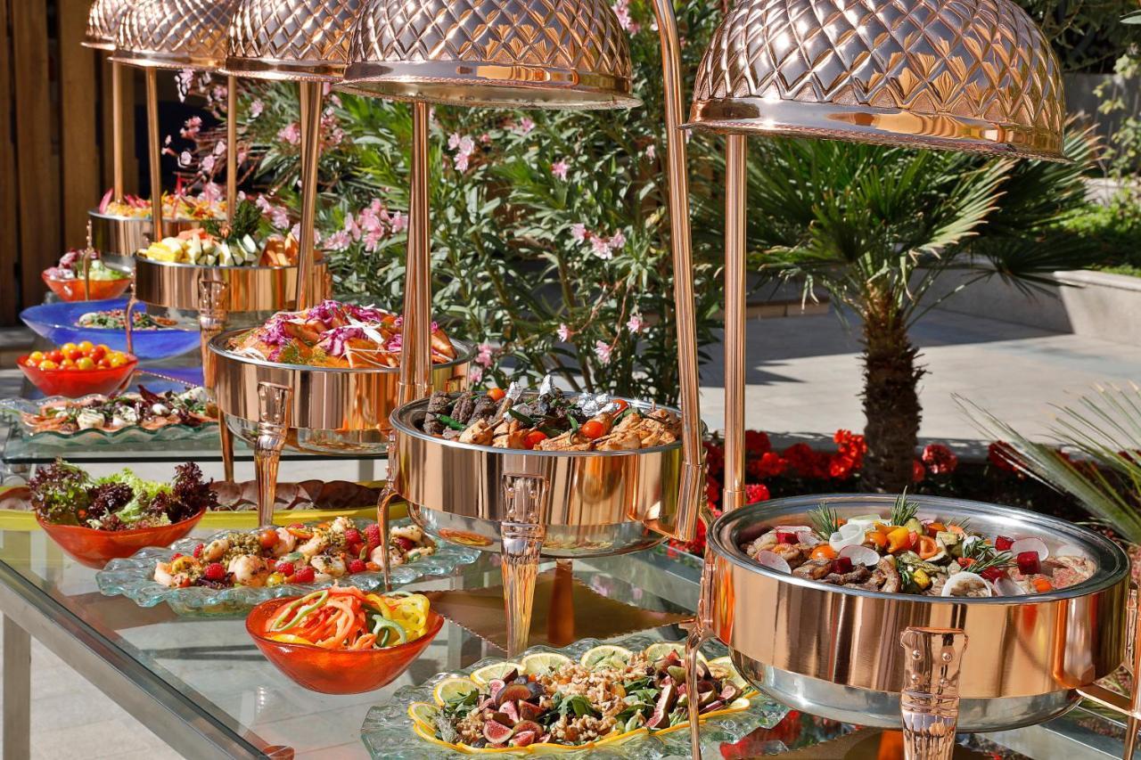 보코 리야드 호텔 외부 사진 A buffet at a hotel