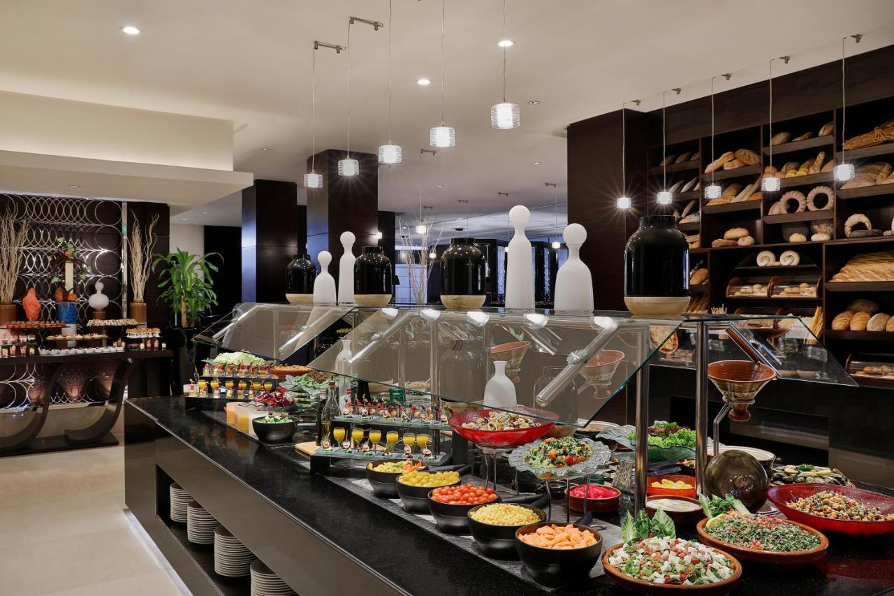 보코 리야드 호텔 외부 사진 A buffet at a hotel