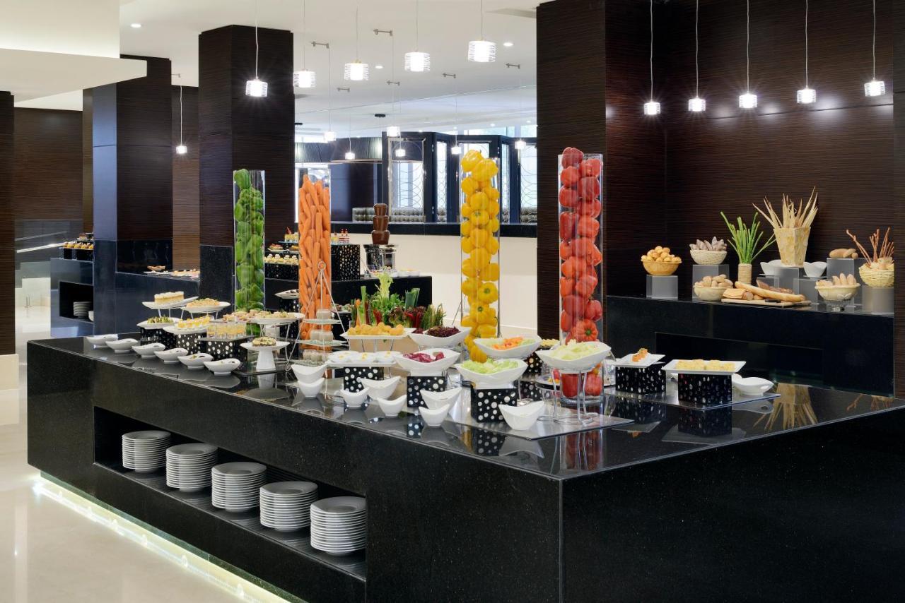 보코 리야드 호텔 외부 사진 A buffet at a hotel